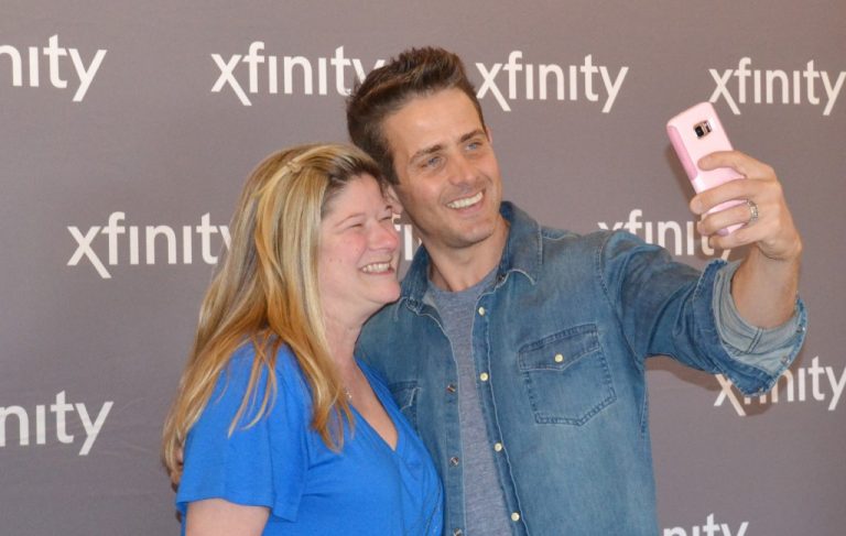 Fans hangin’ tough in the cold to meet Joey McIntyre