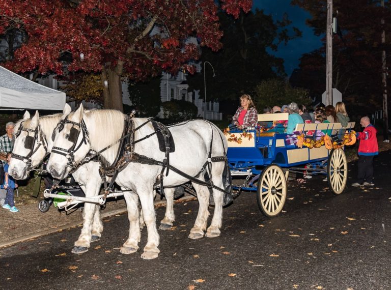 Business association hosts candlelight stroll